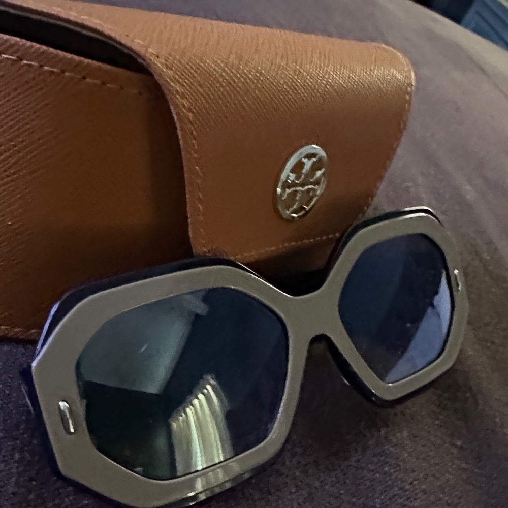 Tory Burch Black Sunglasses with Brown Case - Picture 3 of 3